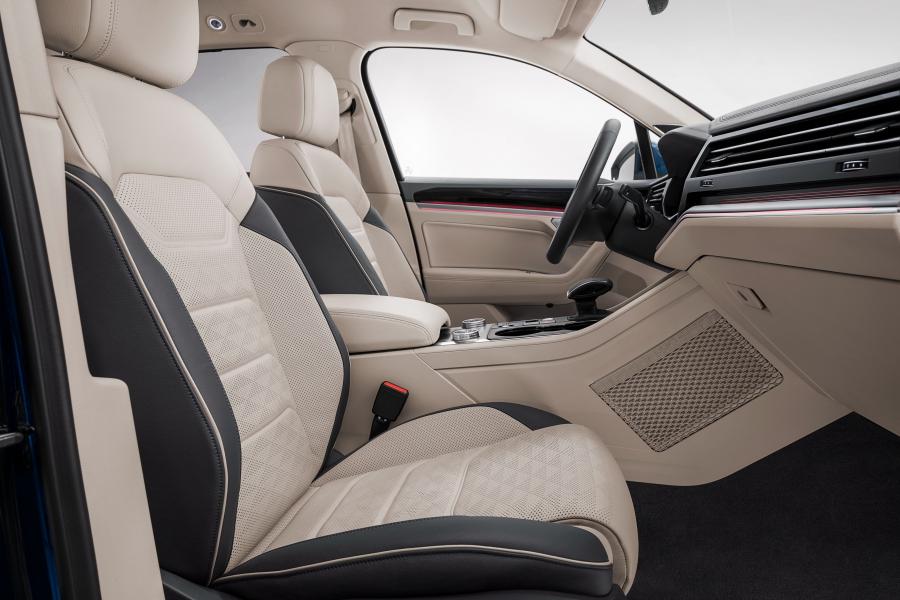 Интерьер Volkswagen Touareg V6 TDI Elegance 2018 года  (WW) (фото 31 из 46)